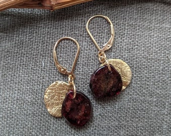 Pendientes colgantes de granate chapados en oro, disco de bronce en escamas, joyería artesanal, regalo para ella.
