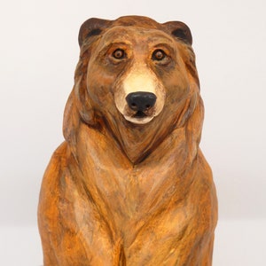 Grizzly Bär Original Ton Skulptur. Gelbstein Wildtier, Western Art Dekor, verzückendes Ornament, Spirit Totem Tier, sitzender Bär