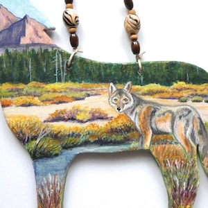 Howling coyote ornament, Yellowstone Nationalpark Wildtiere, Berg, Wald, Herbstfarbe, Strom, Wildblumen, Indianer-Totem