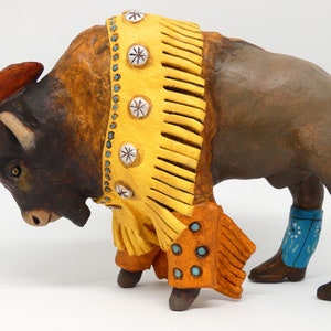 Reserviert. Boot Scootin &#39;Büffelskulptur. Bison-Statue mit Cowboy-Hut, Stiefeln, Manschette, ausgefallene westliche Kleidung, humorvolle Verzierung, Wilder Westen
