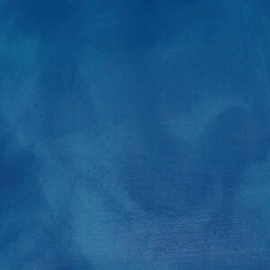 Op de afbeelding: Een rechthoekig, blauw getint oppervlak met afgeronde hoeken en een witte rand. Het oppervlak heeft een gevlekt uiterlijk, met lichtere blauwe gebieden die een wolkenachtig effect creëren. De algehele kleur is een diep, levendig blauw.
