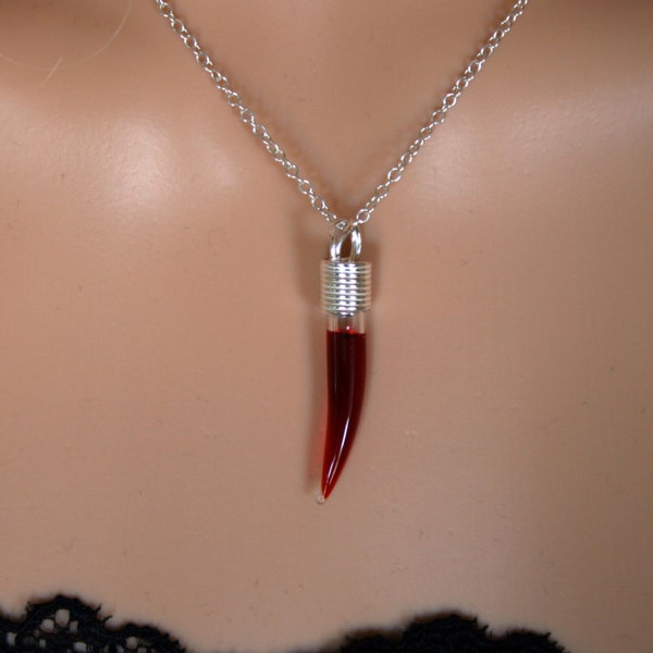 Croc de sang de vampire. À la main soufflé en verre & pendentif en argent sterling avec sang de Vampire à l’intérieur ! Flacon de sang. Collier de sang de fang. Fiole de sang.