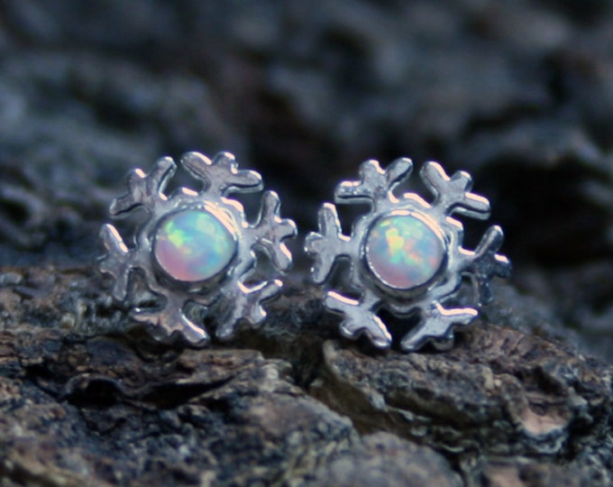 Winter snow - Snowflake stud earrings in Sterling Silver. Choose White Opal, Blue Opal or Moonstone. Winter holiday earrings. Christmas gift
