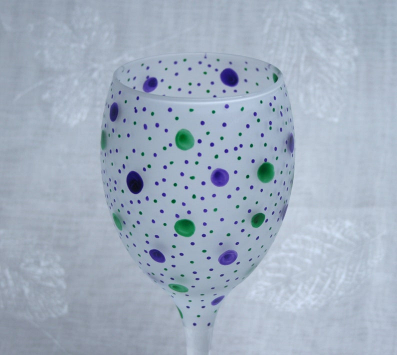 Exclusive design wine glass with purple and green dots and spots encircling an etched bowl Dotty about You Purple /& Green hand painted