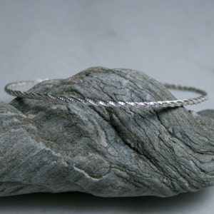 Stapelen bangle &#39;Fancy Twist&#39; A sterling zilveren hand gemaakt armband gemaakt van een gedraaide draad met kleine puntjes tussen de ribben.