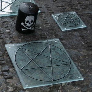 Par de porta-copos com pentáculo/pentagrama. Pentagrama preto sobre base de vidro transparente gravado de 6 mm. Cada um mede 10 x 10 cm / 4 x 4 polegadas. Pagão, Wicca.