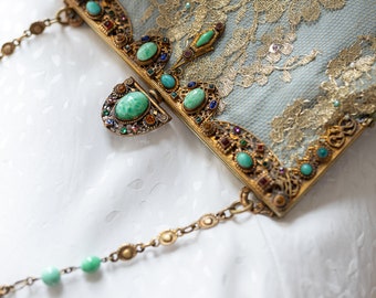 Antiker, juwelenbesetzter Handtaschenrahmen aus Peking-Glas aus dem Jahr 1940. Upcycling und Neuanfertigung aus französischer Goldspitze mit einer antiken Peking-Glasbrosche