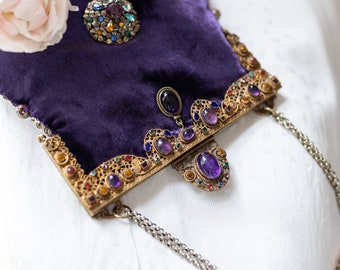 Antiker, juwelenbesetzter Handtaschenrahmen aus den 1920er Jahren mit echten Amethyststeinen. Upcycling und neu hergestellt aus Vintage-Lila-Seidensamt.