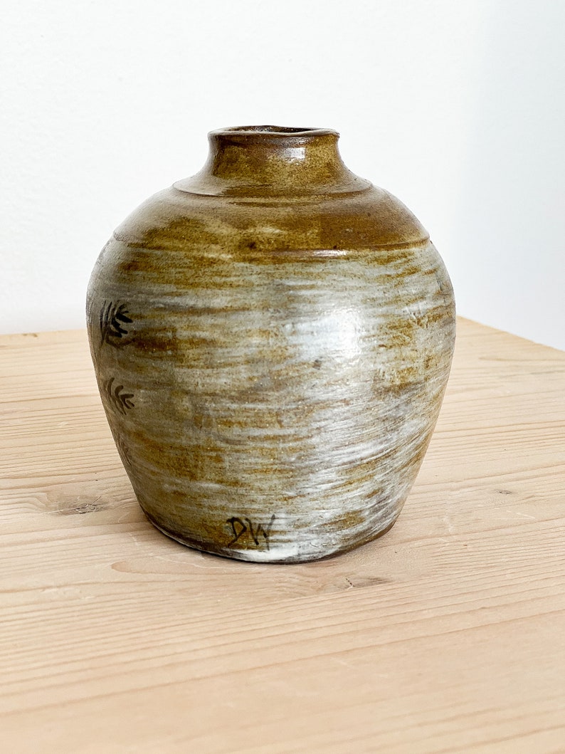 Hand made vase in chocolate stoneware, in an oval shape, and decorated in white slip with a wheat motif in black ink. image 4