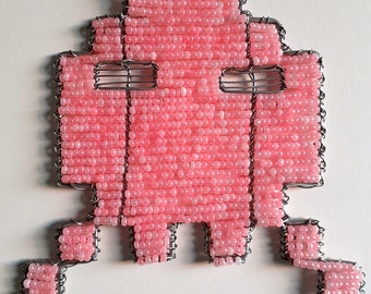 Afrikanische Perlen Wire Skulptur - Space Invader Art Topfuntersetzer - Rosa