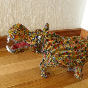 ビーズで飾られたカラフルなカバ。アフリカのアートビーズと