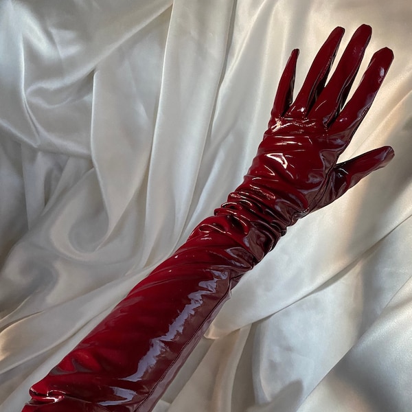 Petits gants rouges de boeuf - gant long d'opéra de longueur extrême en similicuir verni bordeaux - gants de mode gants de cosplay de traînée de bal de promo dominatrice