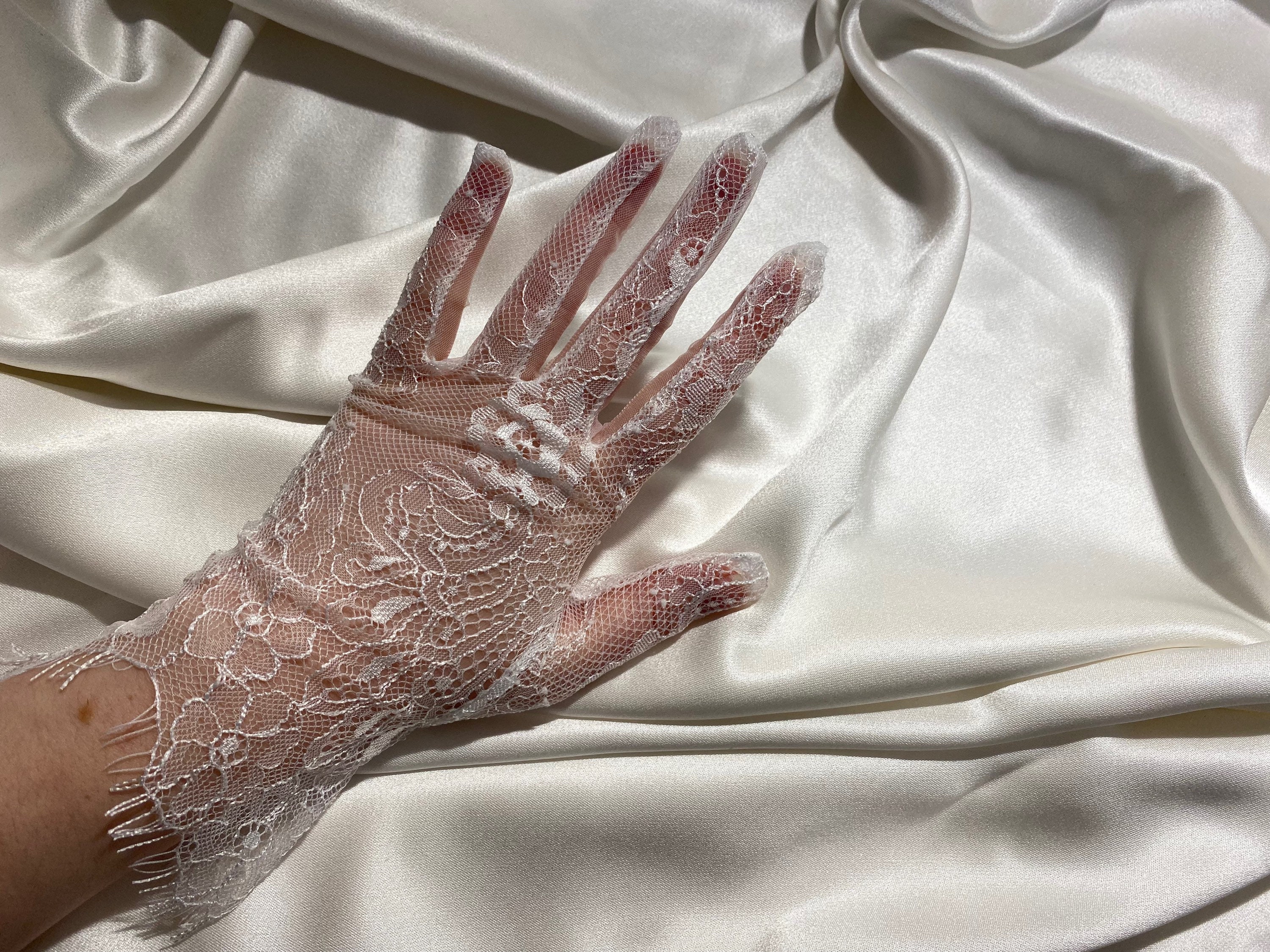 Gants de mariage courts en dentelle fleuris