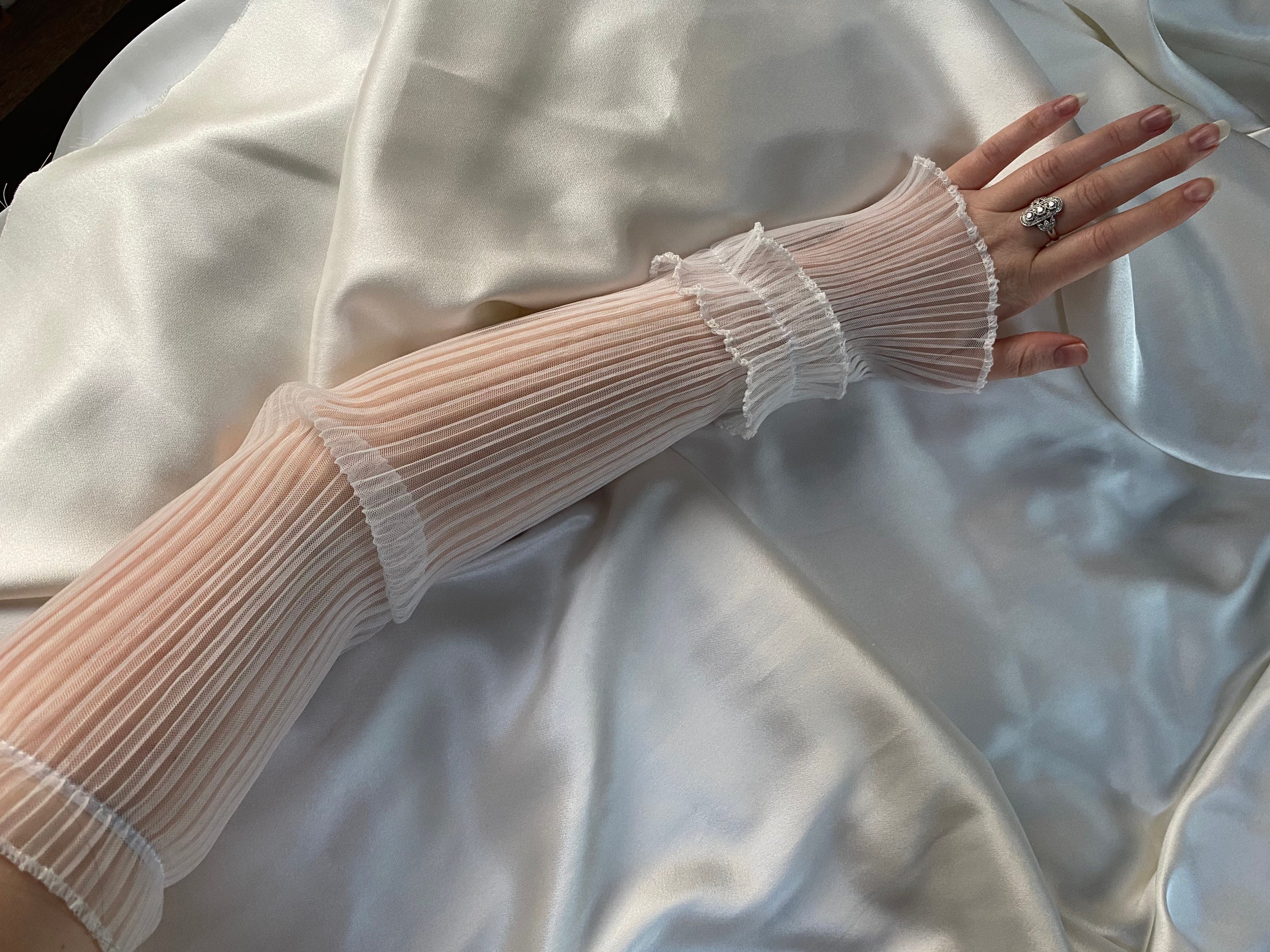 Gants de mariée longs blancs Kathleen sans doigts en mousseline plissée à volants