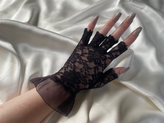 Ruffled Wrist Cuff Gothic Black Lace Gloves Fingerless 