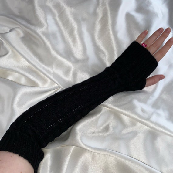 Fingerless glove sleeves top