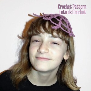 Può includere: Una persona indossa una maglia nera a maniche lunghe con una grafica a stella e la scritta "PEPE JEANS LONDON". Indossa anche un copricapo all'uncinetto viola chiaro. Il testo "Crochet Pattern Tuto de Crochet" è visibile.