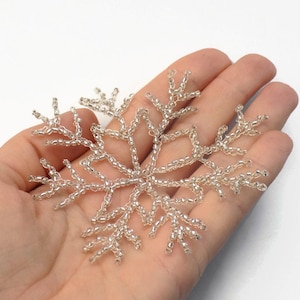 Tutorial para tejer copos de nieve a crochet para decoraciones navideñas