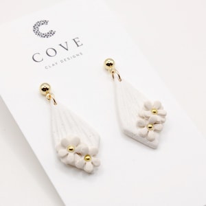 Orecchini pendenti a forma di fiore bianco fatti a mano: argilla polimerica placcata oro 24K