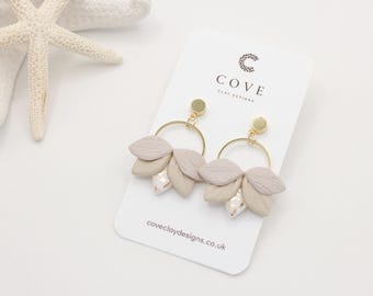 Handgjorda Lotus Polymer Clay Örhängen: Guldfärgade Hoop Örhängen