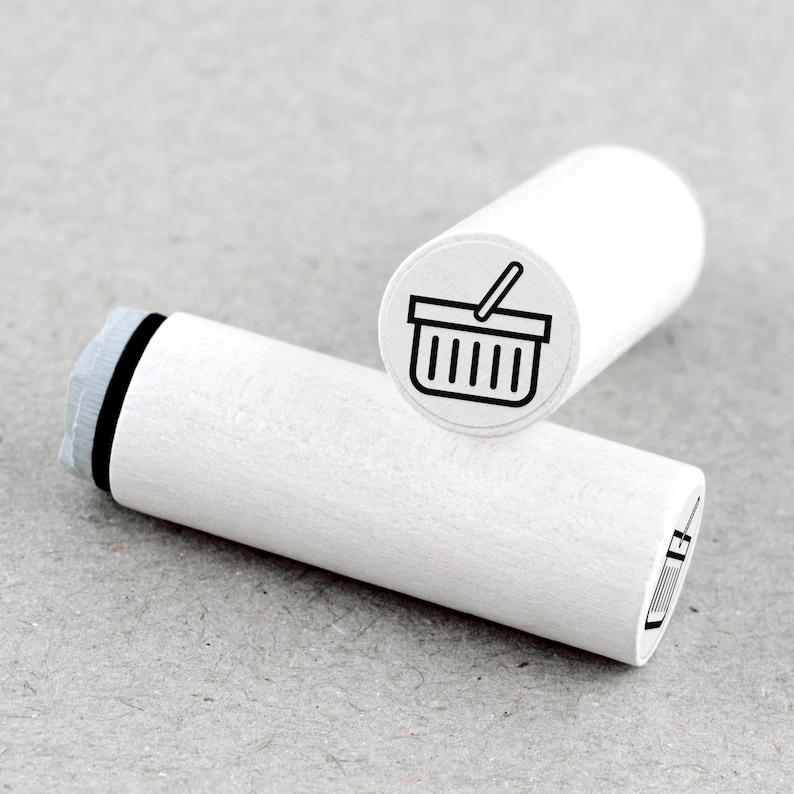 DE: Runder Ministempel mit Motiv 'Einkaufskorb'. Das Stempelgummi ist an ein weiß lackiertes Ahornholz montiert. Das Motiv ist als transparenter Aufkleber auf der Oberseite sichtbar. Der Stempel ist ideal für Bullet Journals, Kalender oder kreative Papiergestaltung.
EN: Round mini rubber stamp with the 'Shopping Basket' design. The rubber stamp is mounted on white lacquered maple wood, with a transparent label on top showing the motif. Perfect for bujos, planners or creative paper crafting.