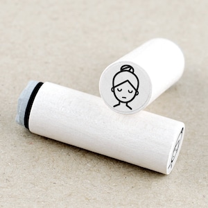 Mini francobollo donna rilassata