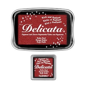Könnte beinhalten: Ein rotes Stempelkissen mit einem durchsichtigen Kunststoffgehäuse. Das Stempelkissen ist mit "Delicata" und "Ruby Red" beschriftet. Das Stempelkissen wird von Tsukineko hergestellt.