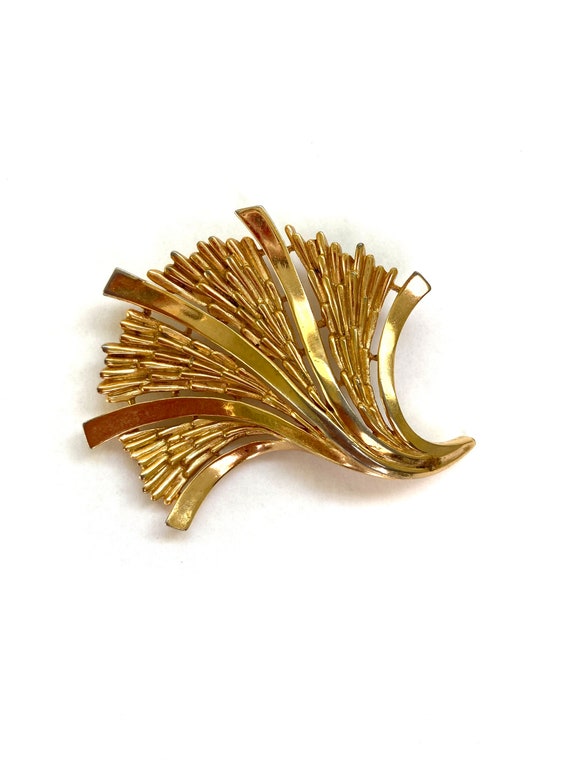 Crown Trifari Sculptural Gold Brooch - image 9