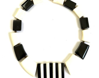 Art Deco Revival zwart-wit geometrische harsketting