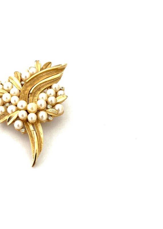 Signed Crown Trifari Gold and Faux Pearl Brooch C… - image 6