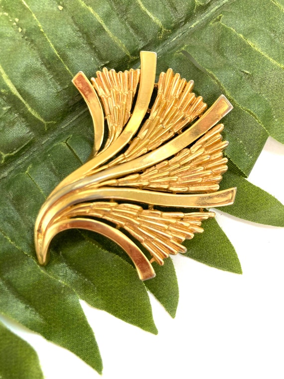 Crown Trifari Sculptural Gold Brooch - image 1