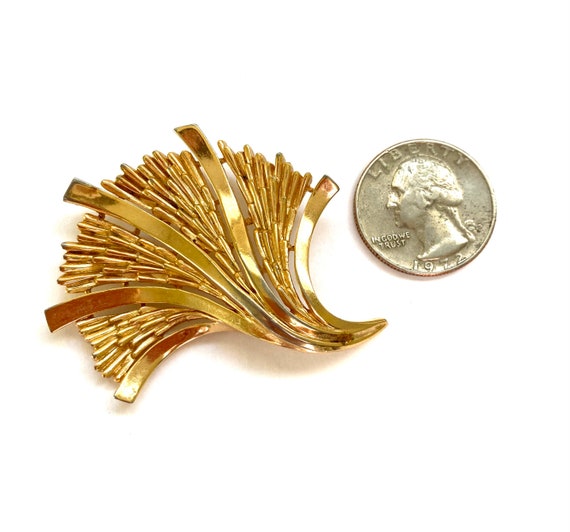 Crown Trifari Sculptural Gold Brooch - image 4