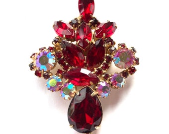 Broche de mediados de siglo con aurora boreal y rojo rubí