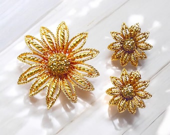 Vintage Flower Brooch Set, Gold Rhinestone set, Mid-century jewelry set, vocevintage.etsy.com