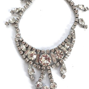 Collier vintage scintillant avec strass transparents