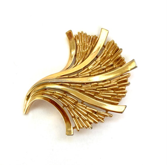 Crown Trifari Sculptural Gold Brooch - image 7