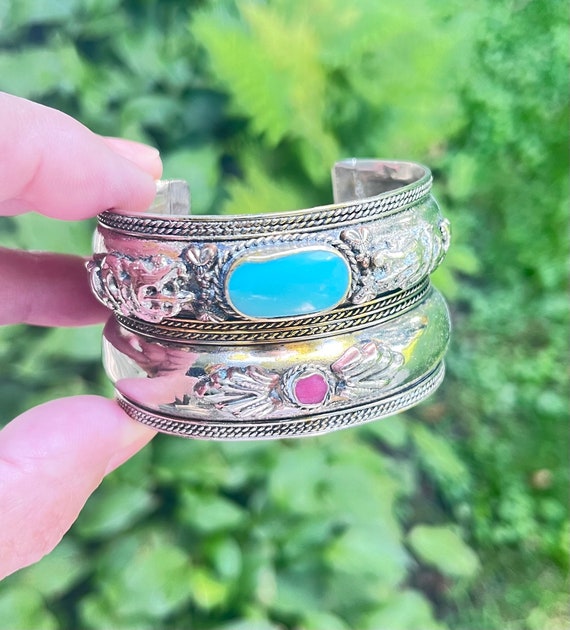 Artistic Silver Tone Cuff Bracelet With Faux Tuquoise and  display picture 1