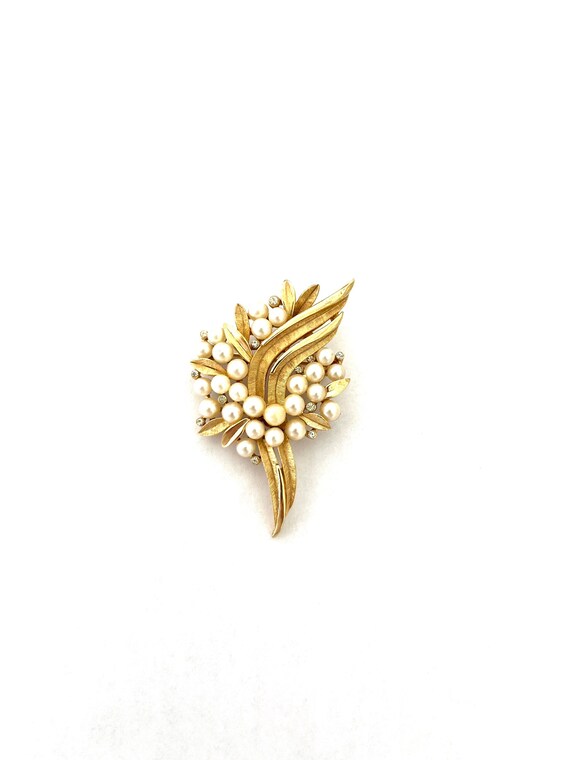Signed Crown Trifari Gold and Faux Pearl Brooch C… - image 3