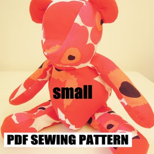Puede incluir: Un oso de peluche hecho a mano con tela estampada con flores rojas. El oso tiene la palabra "small" en el pecho. Las palabras "PDF SEWING PATTERN" se muestran en la parte inferior.