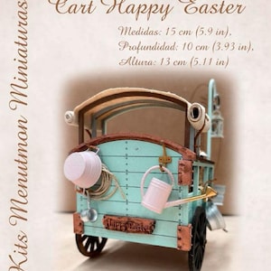Op de afbeelding: Een miniatuur Paaswagen met een turquoise behuizing, bruine afwerking en zwarte wielen. De wagen is versierd met kleine accessoires, waaronder een witte hoed, een roze gieter en een touw. De tekst "Happy Easter" is zichtbaar. Afmetingen: 15 cm lang, 10 cm diep, 13 cm hoog.