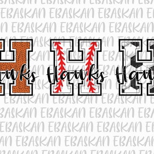 以下が含まれることがあります： 「Hawks」という文字の下に、Hの文字が3つの異なるデザインで描かれています。Hの文字は、フットボール、野球、サッカーのボールのようにデザインされています。