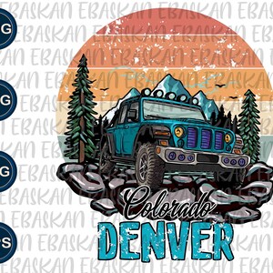 Könnte beinhalten: Ein blauer Jeep fährt durch eine felsige Berglandschaft mit einem Sonnenuntergang im Hintergrund. Der Text "Colorado Denver" ist in Blau auf einem verwitterten weißen Hintergrund geschrieben.