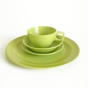 Mid-Century Mallo-Ware, Bright Green Melamine Dish Set of 4 - Dinner Plate, Fruit Dish, Saucer, & Coffee Cup- P.R. Mallory Melmac Dinnerware