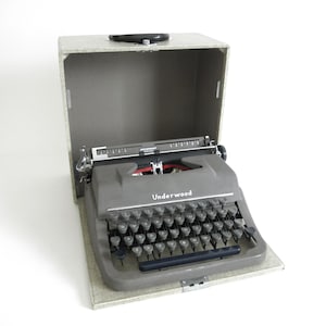 Vintage Underwood Portable Typewriter- 1950&#39;s Underwood Correspondent Model, with Carrying Case, Made in USA, In Good Working Condition