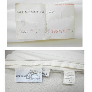 Może przedstawiać: Biała odzież z dwiema wewnętrznymi metkami. Jedna metka zawiera napis 100% POLYESTER MAGIC KNIT, styl 2656, rozmiar 8, kolor IVY oraz 185794. Druga metka zawiera tekst BRIDAL Originals, rozmiar 8 oraz instrukcje dotyczące czyszczenia chemicznego.