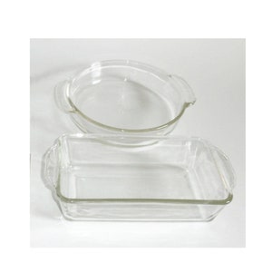 May include: Two clear glass baking dishes. One is round and the other is rectangular.
