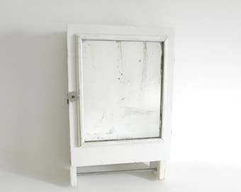 Antique Wooden Medicine Cabinet: Chippy White Rustic Bathroom Wall Cabinet