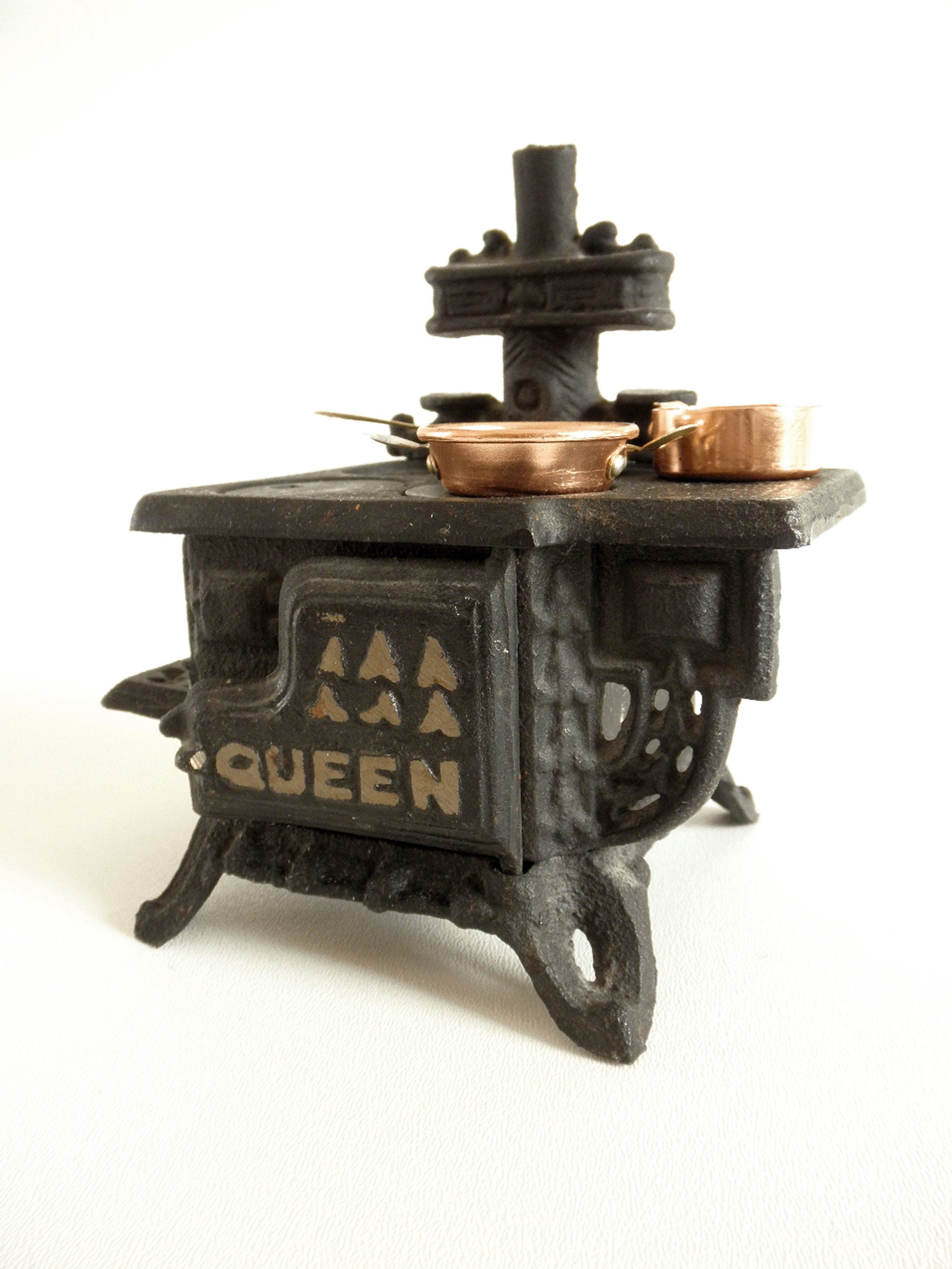 Sold at Auction: QUEEN MINIATURE CAST IRON STOVE W PANS