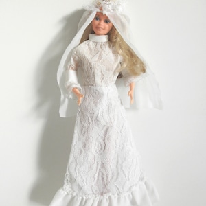 Vintage 80&#39;s Wedding Barbie Doll with Ring, Wedding Gowns and Accessories