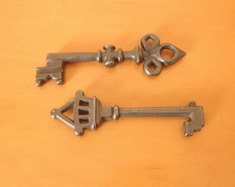 Vintage Metal Skeleton Keys- Set of 2 Large Decorative Ornate Cast Iron Keys- Wall Decor